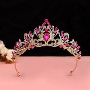 Gros plan d'un diadème de mariée élégant en or rose avec des strass magenta très brillants
