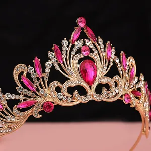 Gros plan d'un diadème de mariée doré orné de pierres roses et claires scintillantes.