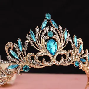 Gros plan élégant d'un diadème de mariée vintage doré avec des cristaux bleu clair.