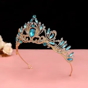 Gros plan d'un diadème de mariée doré orné de magnifiques cristaux bleus brillants.