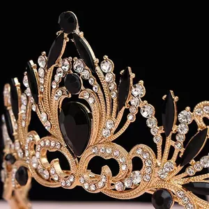 Gros plan d'une luxueuse couronne de mariée dorée avec pierres noires élégantes et strass