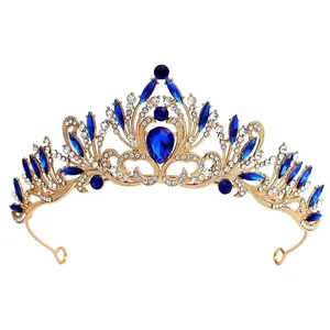 Détail d'un diadème de mariée doré vintage avec cristaux bleus élégants et strass