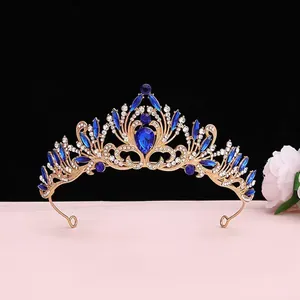 Vue détaillée d'un diadème de mariée doré avec cristaux bleus et blancs brillants.