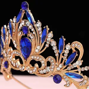 Gros plan d'un élégant diadème de mariée orné de cristaux bleus sur une monture dorée