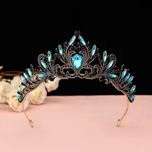 Gros plan d'une couronne de mariée vintage avec cristaux bleus et gemmes noires
