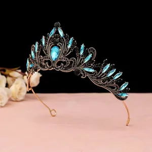 Vue détaillée d'un diadème de mariée vintage en bronze avec gemmes bleues et noires.