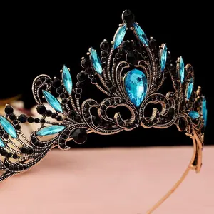 Gros plan d'une couronne de mariée vintage avec cristaux bleus et noirs sur bronze