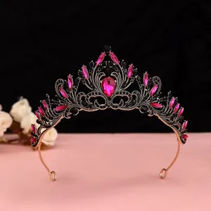 Gros plan d'un diadème de mariée vintage avec cristaux roses et strass noirs brillants