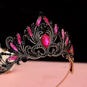 Vue macro détaillée d'un diadème de mariée vintage orné de gemmes roses et noires
