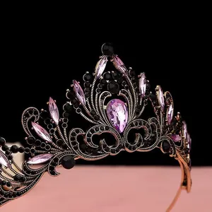 Gros plan détaillé d'une élégante couronne de mariée vintage avec pierres violettes