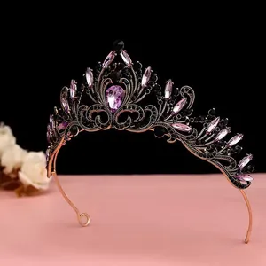 Gros plan d'un diadème de mariée vintage avec cristaux violets et noirs.