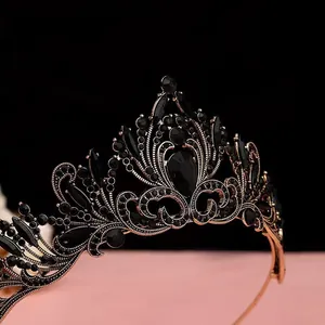 Gros plan d'un diadème de mariée élégant en cristal noir avec finition bronze