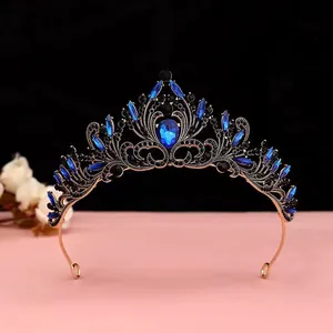 Vue détaillée d'un diadème en bronze vintage avec cristaux bleu roi et pierres noires