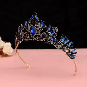 Détail en gros plan d'une couronne de mariée vintage avec cristaux bleus et strass