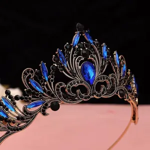 Vue détaillée d'un diadème de mariée vintage avec cristaux bleus et noirs sur bronze
