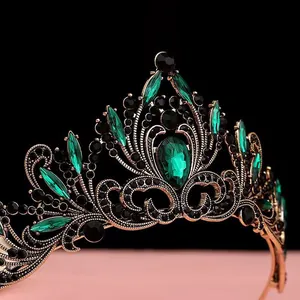 Gros plan détaillé d'une couronne de mariée vintage avec cristaux verts et noirs.