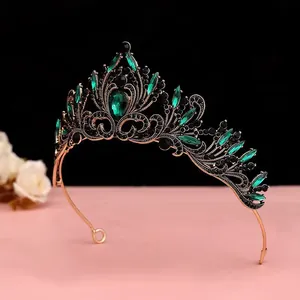 Vue macro de couronne de mariée vintage avec cristaux émeraude et noirs sur base d'or