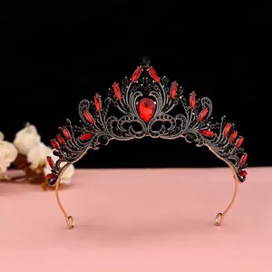 Vue détaillée d'une couronne de mariée gothique vintage avec des cristaux rouges et noirs