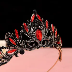 Gros plan d'un diadème de mariée vintage avec pierres rouges et noires et cadre doré