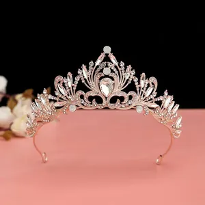 Vue détaillée d'un diadème de mariée en or rose avec strass en cristal