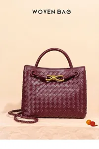 Dettaglio di una borsa tote intrecciata bordeaux fatta a mano con fibbia a fiocco oro