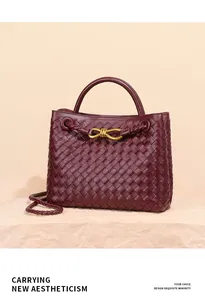 Borsa tote in pelle intrecciata bordeaux con eleganti dettagli in metallo a fiocco dorato