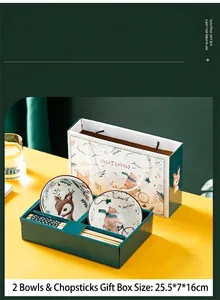 Détail d'un ensemble cadeau de bols et baguettes en céramique avec illustrations d'animaux.