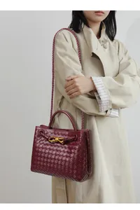 Elegante borsa tote in pelle intrecciata bordeaux fatta a mano con dettaglio nodo dorato