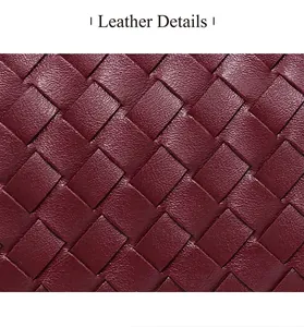 Primo piano della trama in pelle intrecciata bordeaux per borsa a mano da donna