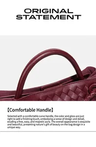 Dettaglio ravvicinato del comodo manico arrotondato di questa borsa tote in pelle bordeaux intrecciata