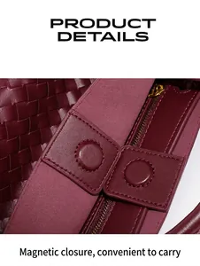 Dettaglio della chiusura magnetica su borsa tote intrecciata bordeaux