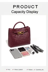 Borsa tote bordeaux intrecciata a mano che mostra la capienza con telefono e trucchi