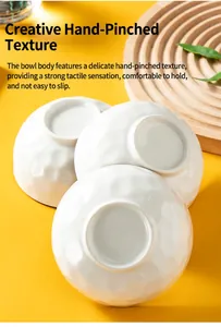 Vue détaillée de bols en céramique blanche avec une texture unique faite à la main
