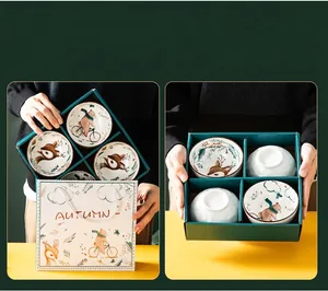Détail de l'ensemble de bols en céramique illustrés d'ours et de cerfs en coffret.