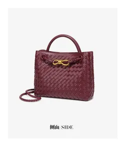 Vista laterale dettagliata della borsa tote intrecciata bordeaux con fiocco dorato
