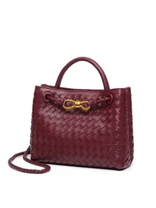 Elegante borsa tote bordeaux in pelle intrecciata a mano con fiocco dorato e tracolla