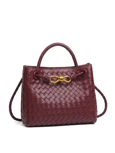 Borsa tote intrecciata a mano bordeaux con nodo dorato e tracolla rimovibile