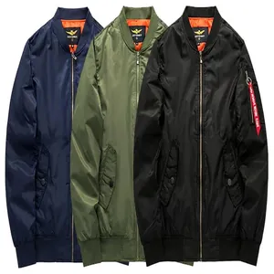 Tres colores de chaquetas bomber MA-1 clásicas en tallas grandes con etiquetas.