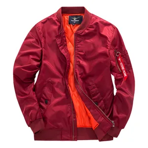 Chaqueta de vuelo clásica MA-1 roja con forro acolchado naranja y bolsillo de manga.