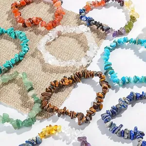 Braccialetti elastici in scaglie di pietre naturali e cristalli con perle irregolari