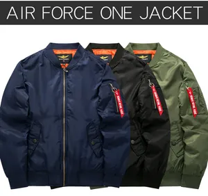 Vista detallada de las chaquetas bomber MA-1 en azul, negro y verde con etiquetas.