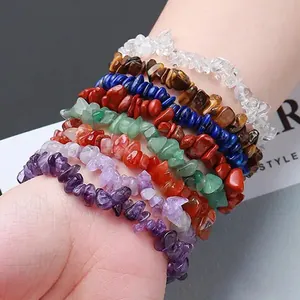 Primo piano di braccialetti in pietre naturali irregolari a strati