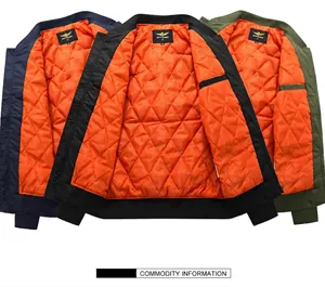 Detalle interior de la chaqueta bomber MA1 con forro acolchado naranja y etiquetas en el cuello