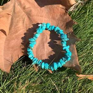 Vista macro dettagliata del bracciale elastico con scaglie di turchese naturale