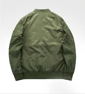 Vista posterior detallada de una chaqueta clásica de aviador MA-1 verde militar para hombre