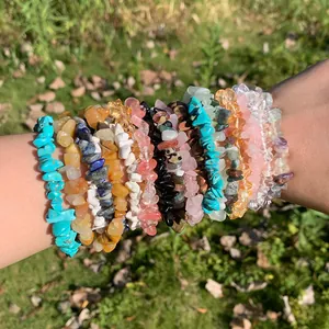 Set di bracciali elastici in scaglie di cristallo naturale irregolare sul polso