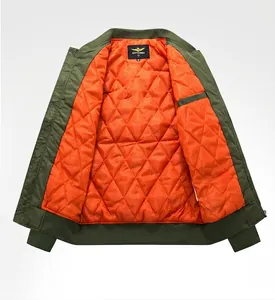 Detalle del forro acolchado naranja dentro de una chaqueta bomber MA-1 verde militar.