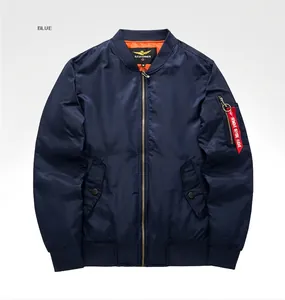 Vista frontal de la chaqueta bomber MA-1 azul marino para hombre con forro naranja