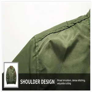 Primer plano del hombro de una chaqueta bomber MA1 verde oliva con costuras detalladas.