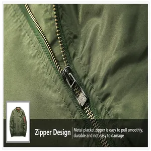 Primer plano detallado que muestra la cremallera metálica suave de la chaqueta bomber verde MA1.